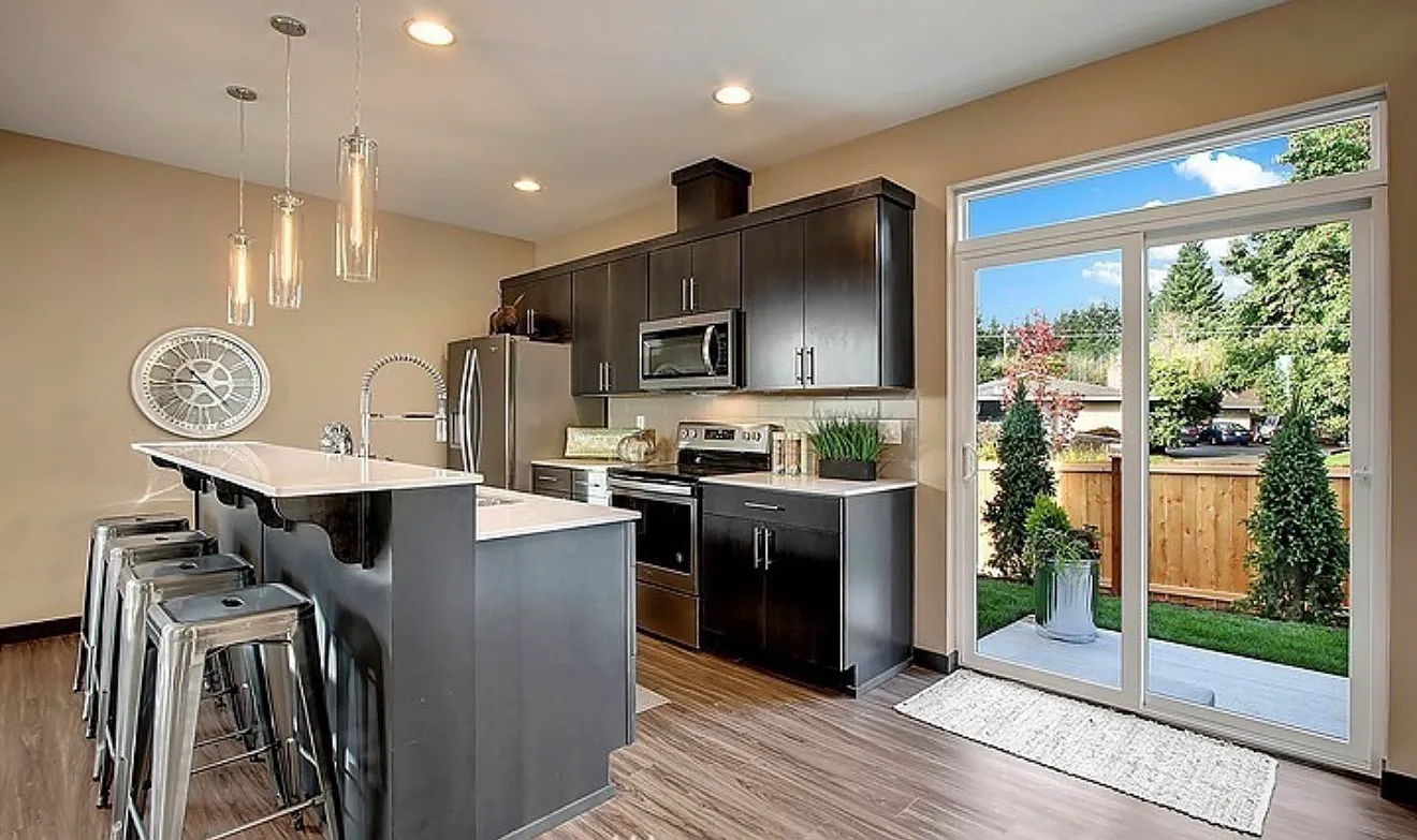 3 bed, 2.5 bath, 2002 sqft, $3,450 — Photo 3