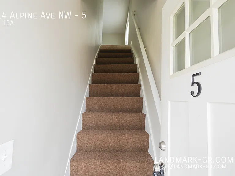 1514 Alpine Ave NW #5 — Photo 2