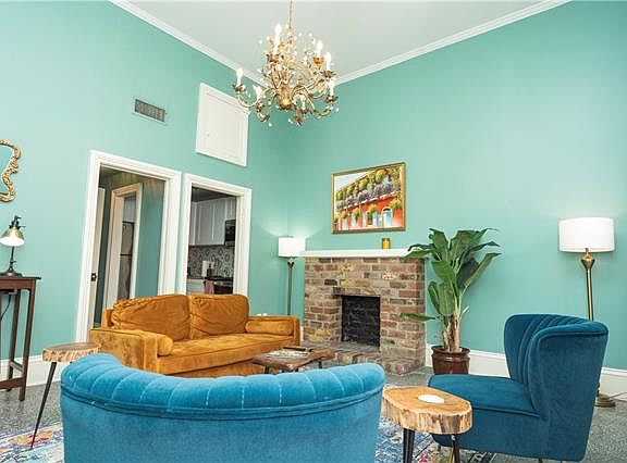 4th image of 418 Burgundy St APT 6