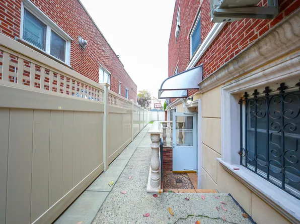 1711 Gerritsen Avenue image 36 of 41