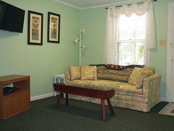 Sitting area with 32" Lg flat screen television. 