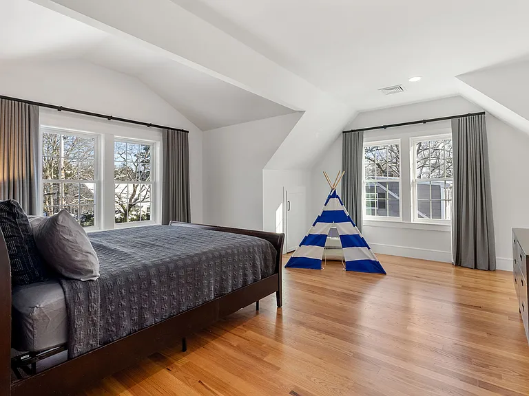 148 Lexington St — Photo 12