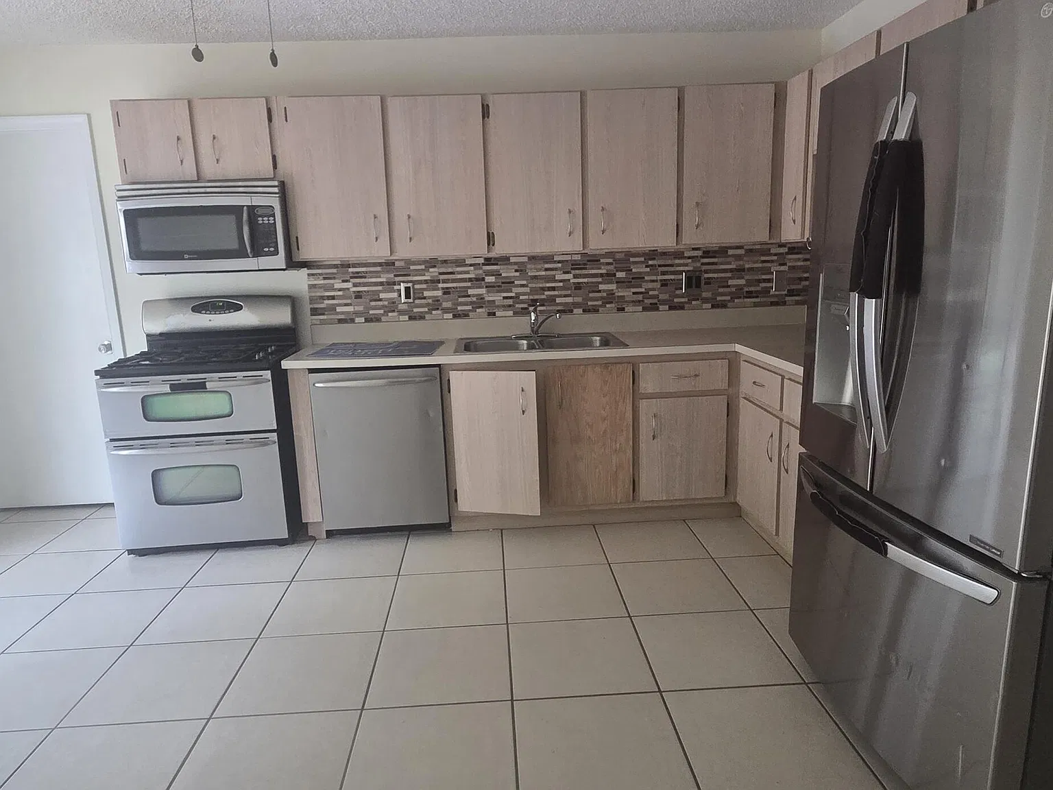 3 bed, 2.0 bath, 1423 sqft, $3,100 — Photo 3