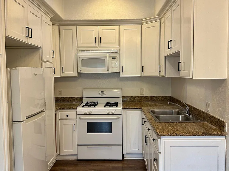 4670 E York Blvd — Photo 2