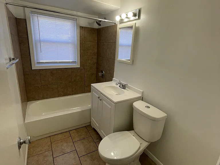 15032 Dorchester Ave #1W — Photo 7