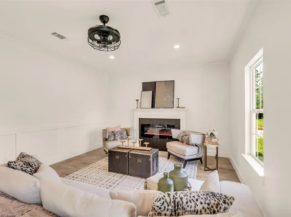 407 Harris Rd, Highlands, TX 77562
