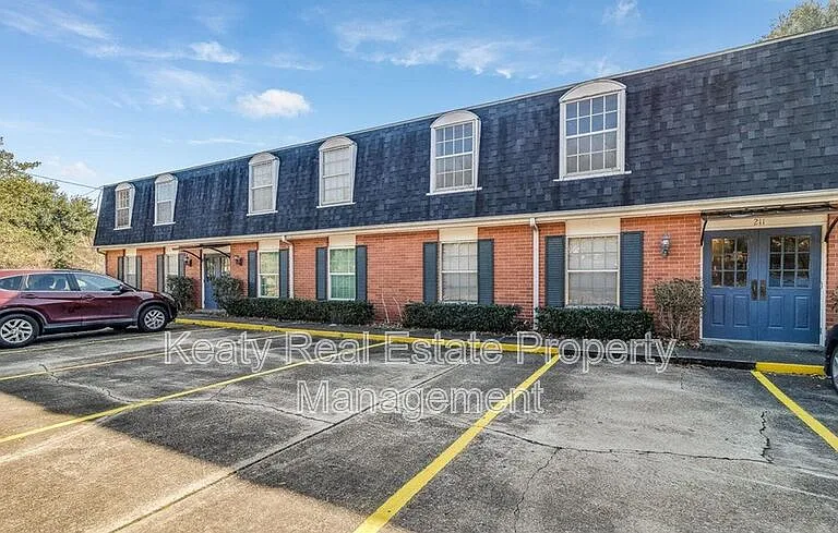 211 Versailles Blvd #10 — Photo 2