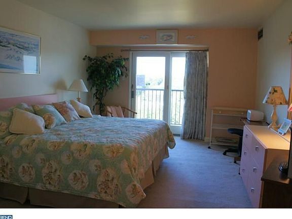 4th image of 527 N Boardwalk Unit 612)