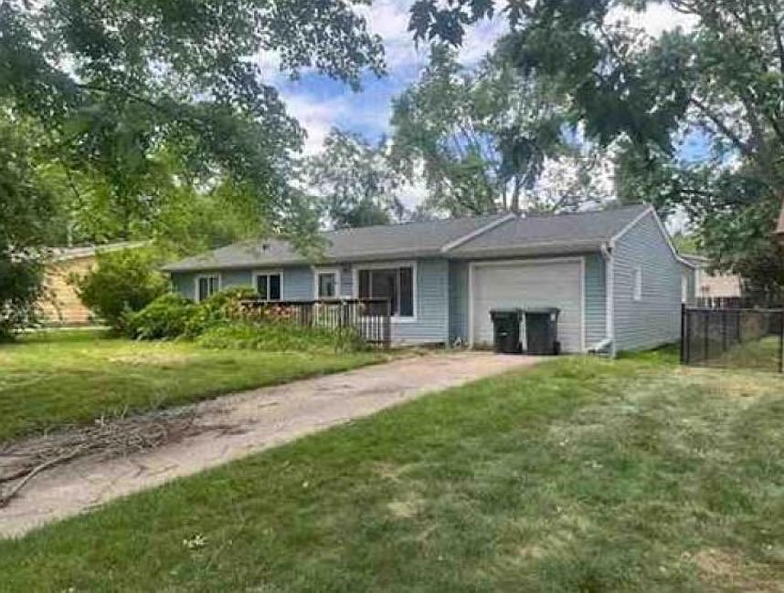 2nd image of 2002 E Country Squire Dr