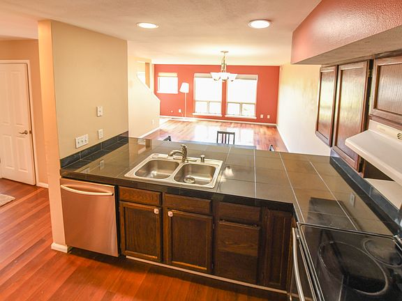 Open Kitchen adjacent to main hall

Also on this floor: 
Kitchen
Dining/Living (18'x13')
1 Bedroom (13'x10')
1 Bathroom
Garage access
Deck access. 

Stairs to top/bottom floors.