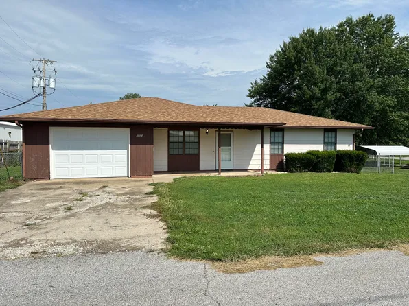 126 S Barker Avenue, Bolivar, MO 65613