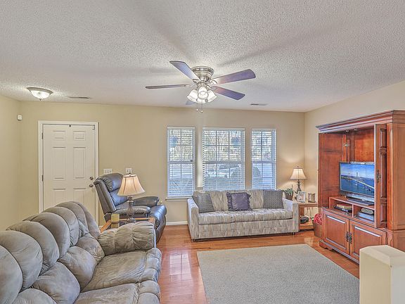 3rd image of 128 Hornby Cir