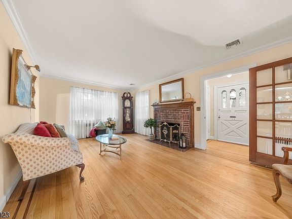 4th image of 55 Chestnut St