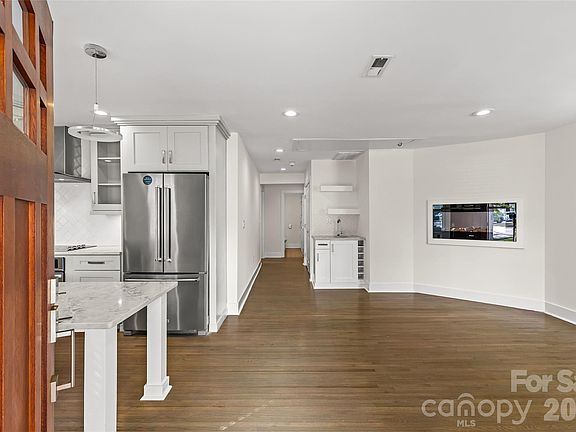 4th image of 442 Lorna St