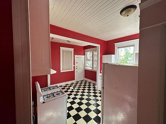 4th image of 855 Linden St