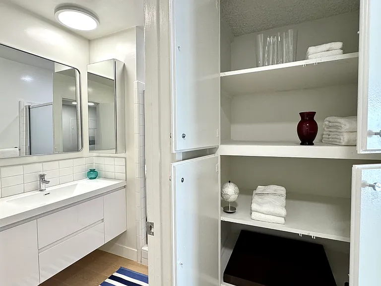 Sherman Oaks Apartments — Photo 13