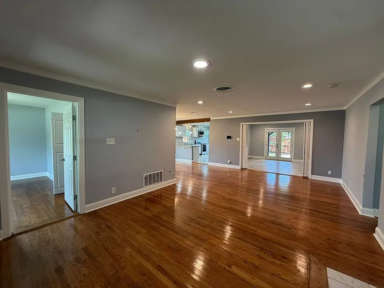 2555 W Kings Hwy — Photo 3