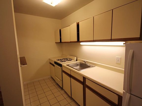 5th image of 815 W Cornelia Ave #103
