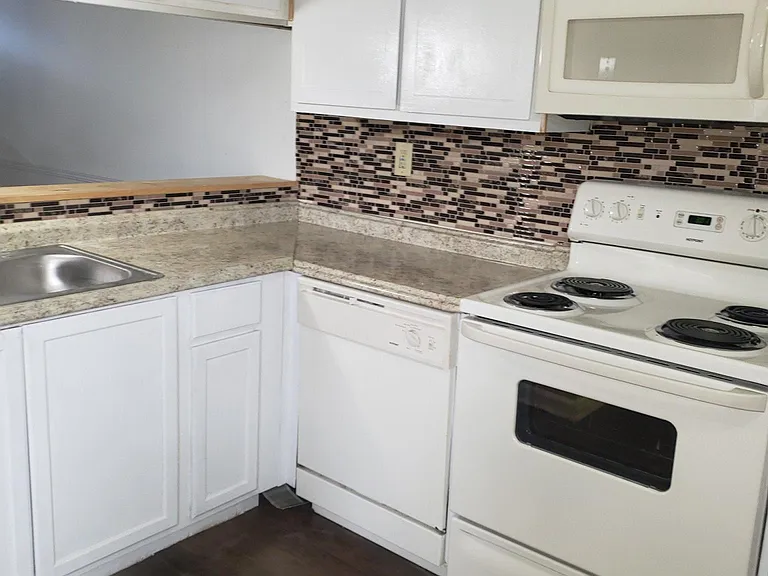 6024 Regent Mnr — Photo 5