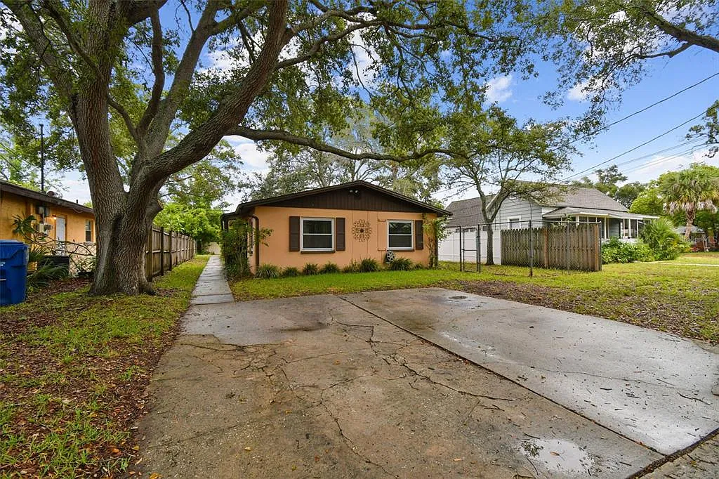 2 bed, 1.0 bath, 858 sqft, $1,800 — Photo 3