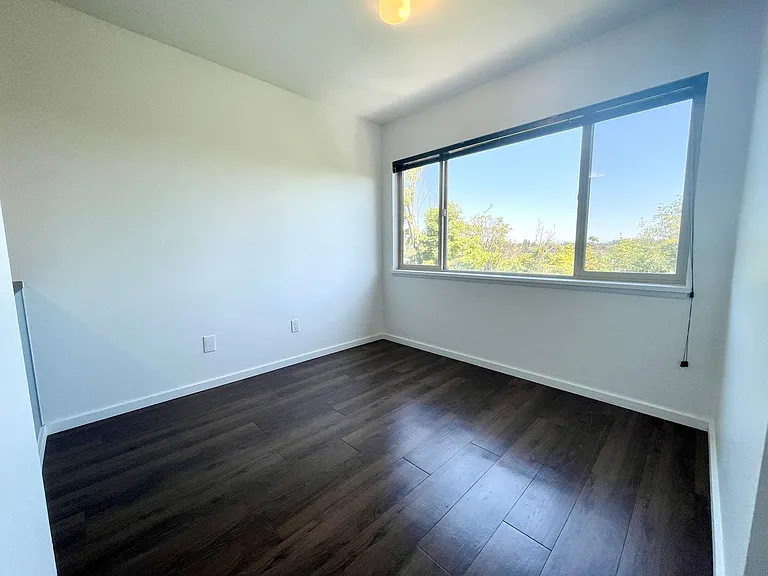 Bayview Apartments — Photo 77