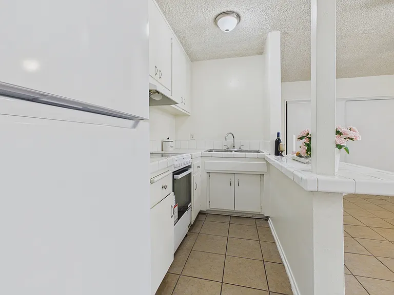 Sepulveda Manhattan Apartments — Photo 25