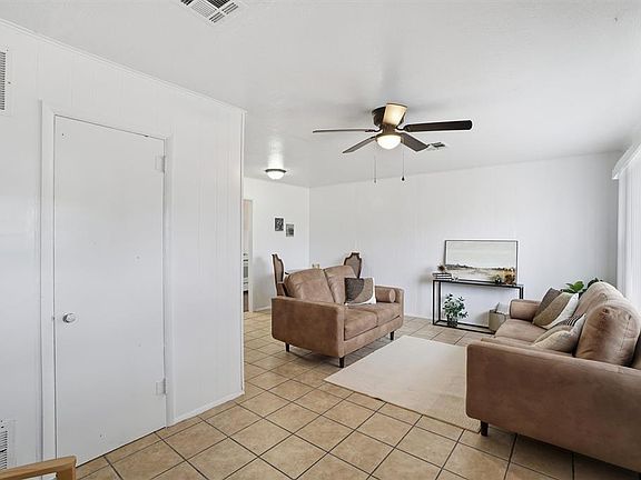 3rd image of 1016 E Pecan St