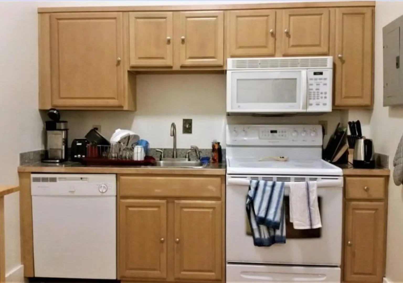 No Brokers Fee, Kenmore Sq. Location. Walk to BU Campus, Steps from the T. Laundry, — Photo 1