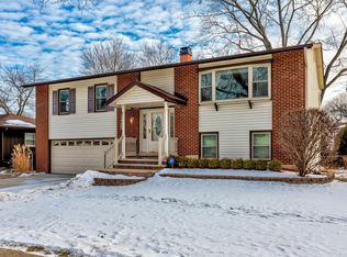 1425 S Chestnut Dr, Mount Prospect, IL