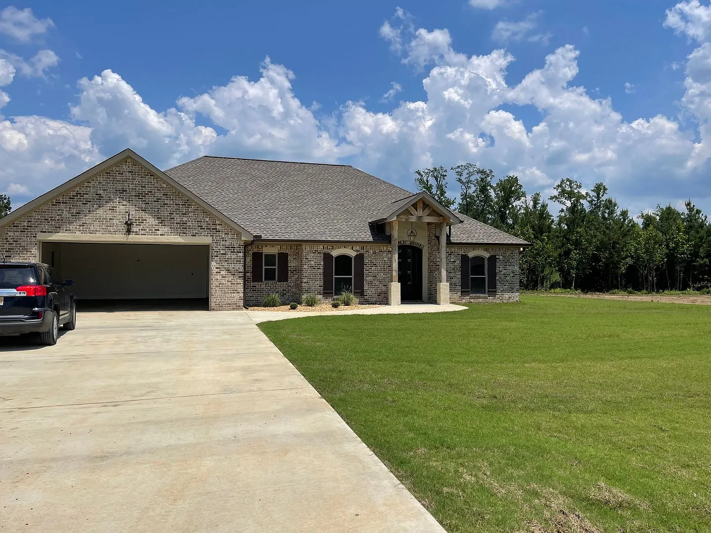 Comfortable 4-Bedroom Home with Great Outdoor Space — Photo 1