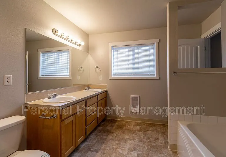 5010 NE 29th Ave — Photo 10