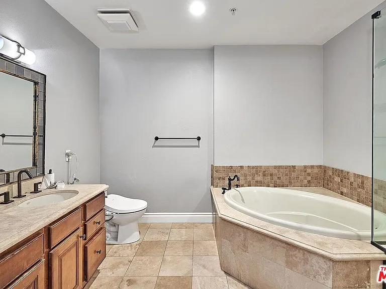 345 S Harvard Blvd #302 — Photo 8