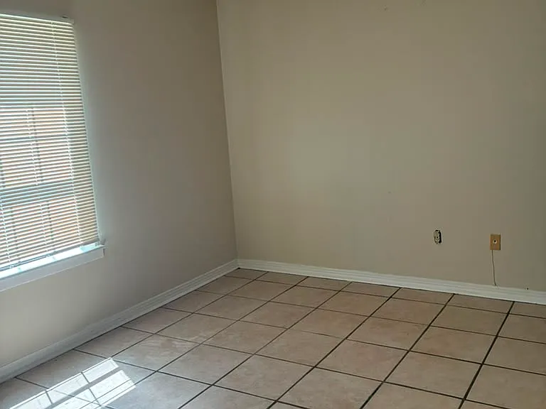 2402 Jamestown Way — Photo 3