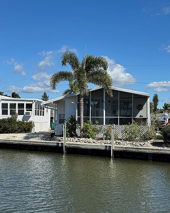 Waterfront home in Naples 