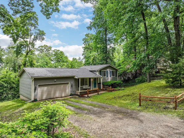 5275 Grass Lake Rd, White Lake, MI 48383