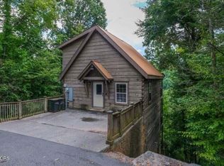 565 Galloway Ln, Gatlinburg, TN 37738