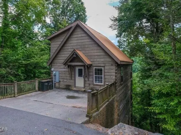 565 Galloway Ln, Gatlinburg, TN 37738