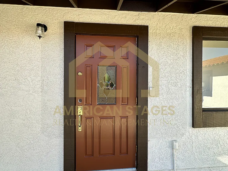632 University Dr — Photo 2