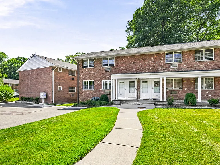 901 Washington Dr — Photo 1