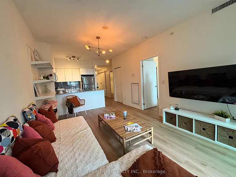 150 E Liberty St #407 — Photo 3