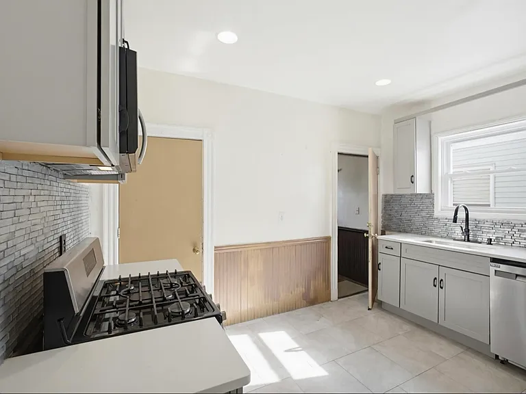 48 Burt St #3 — Photo 10