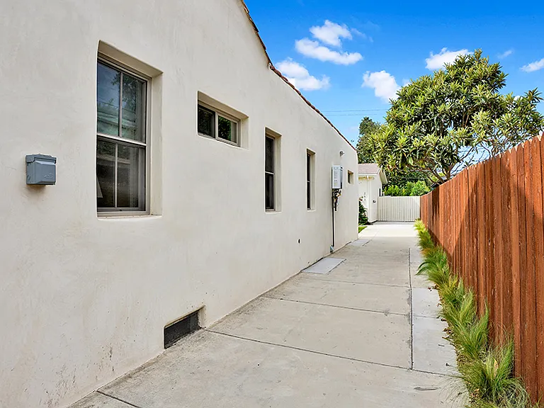 265 S Meridith Ave — Photo 30