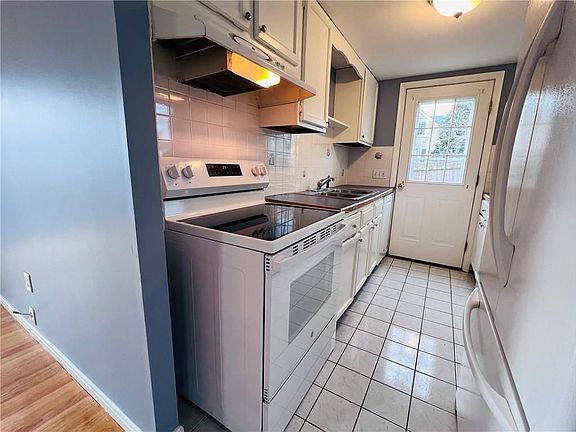 5th image of 93 Grand View Dr
