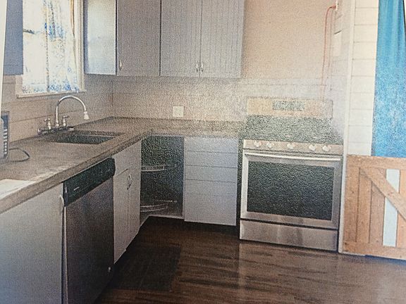 4th image of 220 N Avenue D