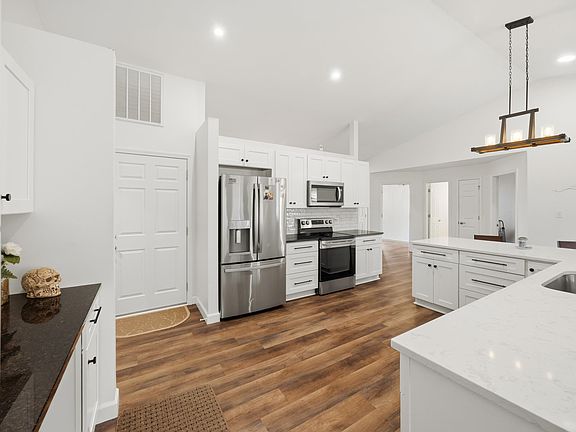 4th image of 121 Confederate Ln