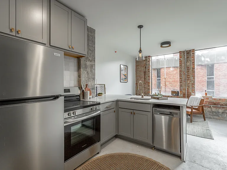 117 E 7th St #206 — Photo 11