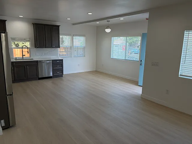 3 bed, 1100 sqft, $3,475 — Photo 2