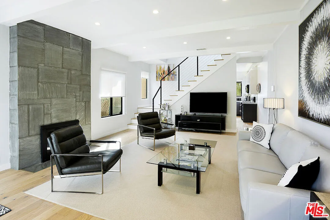 2 bed, 1.5 bath, 1348 sqft, $5,700 — Photo 2