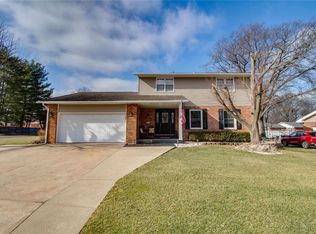 5300 River Aire Dr, Godfrey, IL 62035