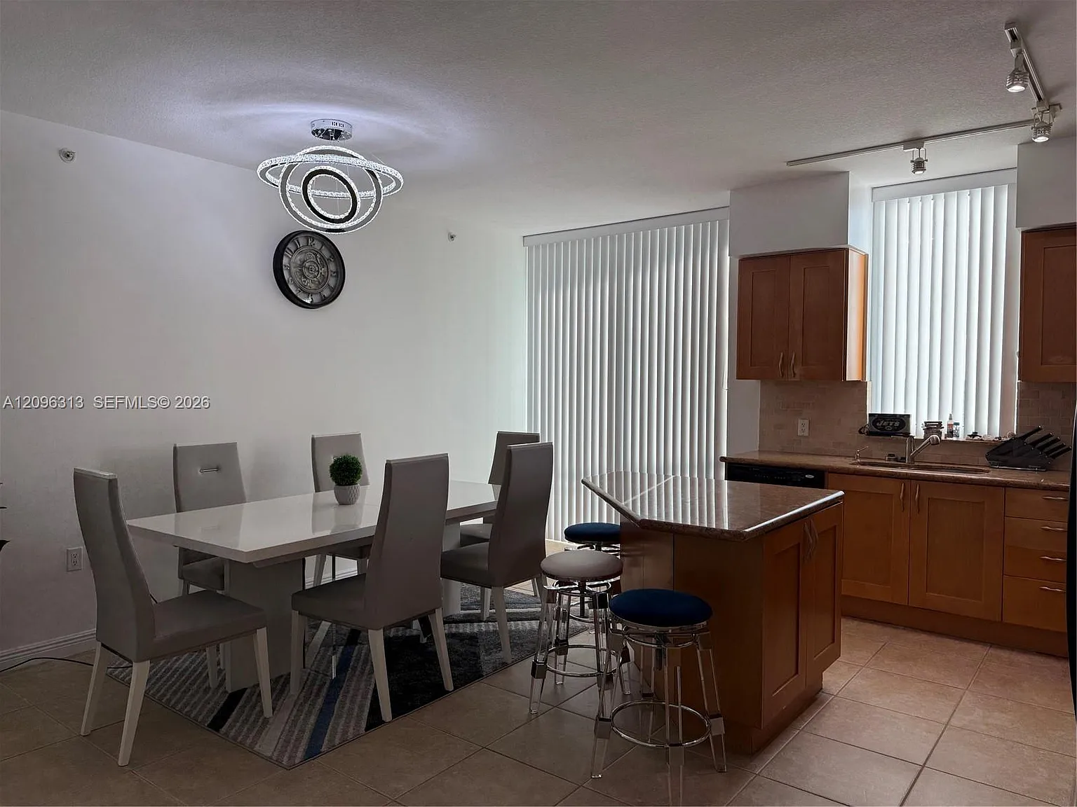 Duo Condominium West — Photo 3